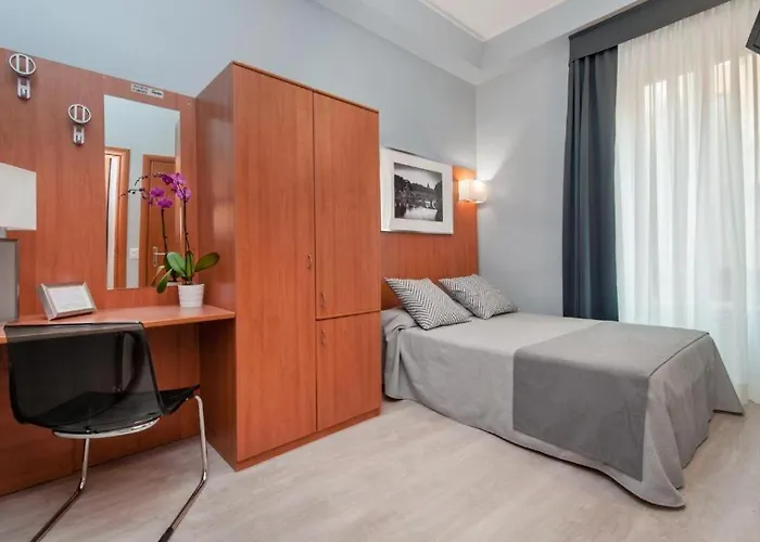 Reyes & Hotel *